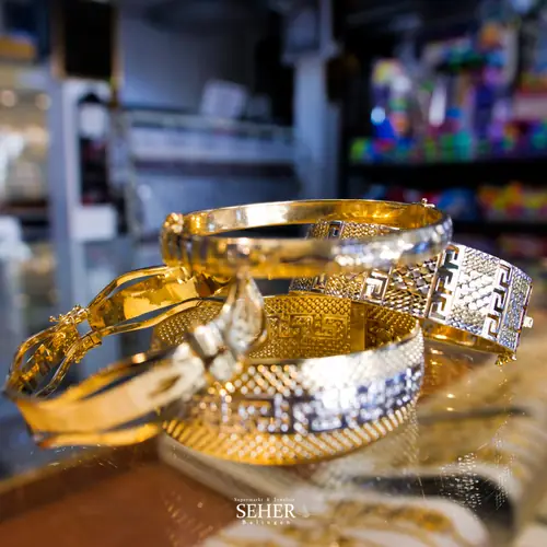 Gold-Armreifen im Laden