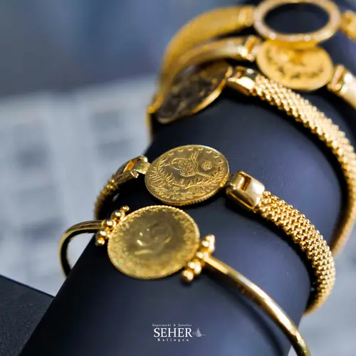 Gold-Armreifen mit Münzen