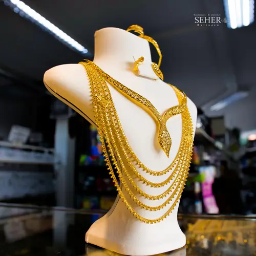 Goldkette auf Büste bei Seher Balingen